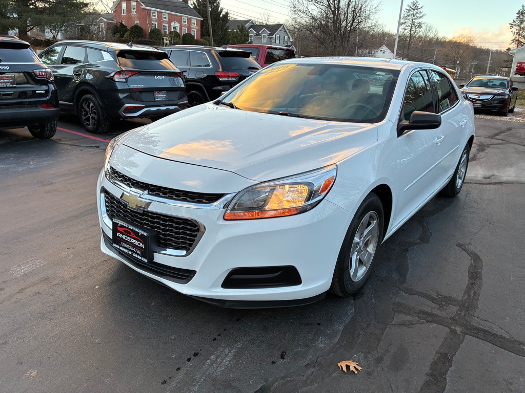 2016 Chevrolet Malibu Image 2