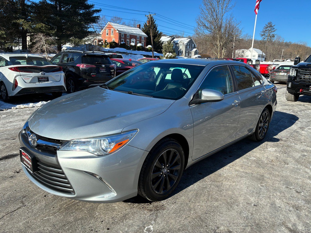 2016 Toyota Camry Image 2
