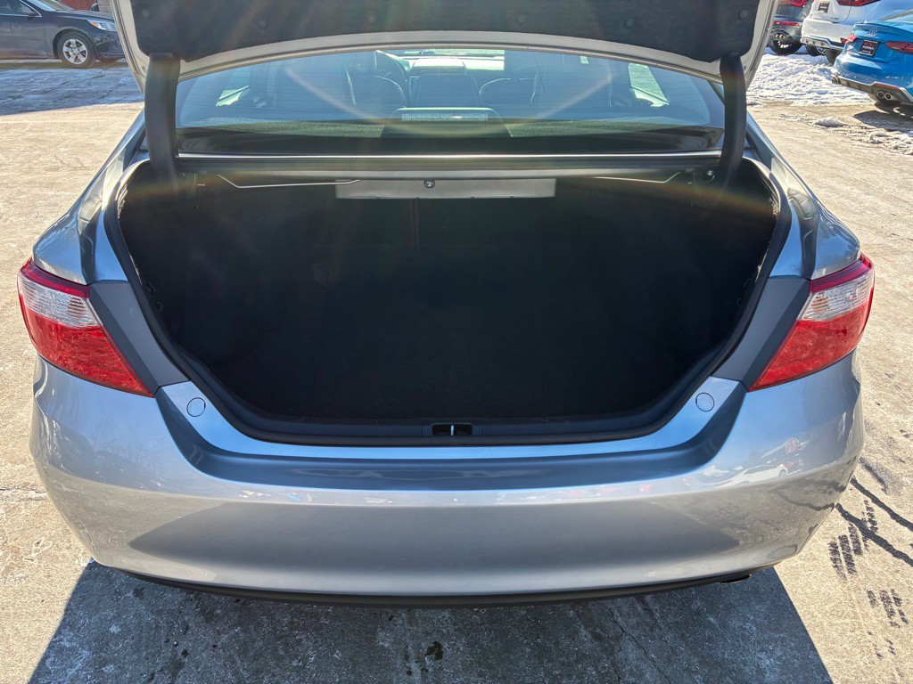 2016 Toyota Camry Image 12