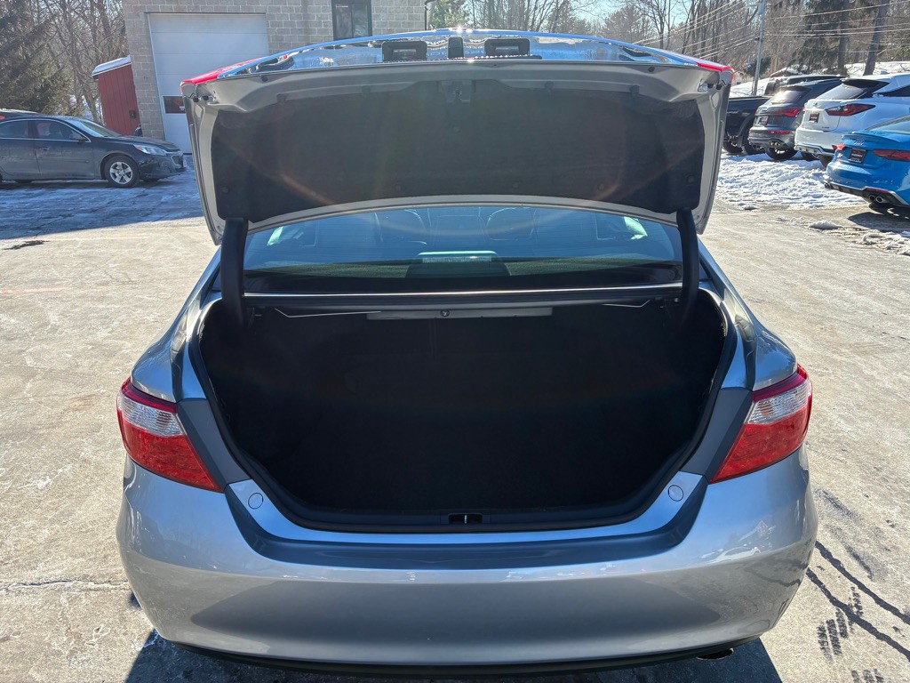2016 Toyota Camry Image 13