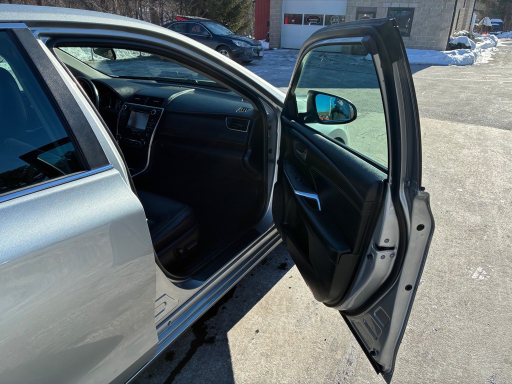 2016 Toyota Camry Image 16