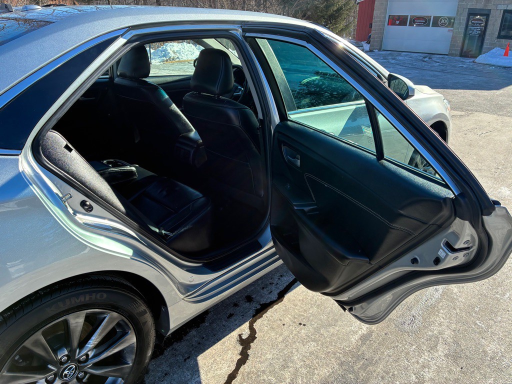 2016 Toyota Camry Image 17