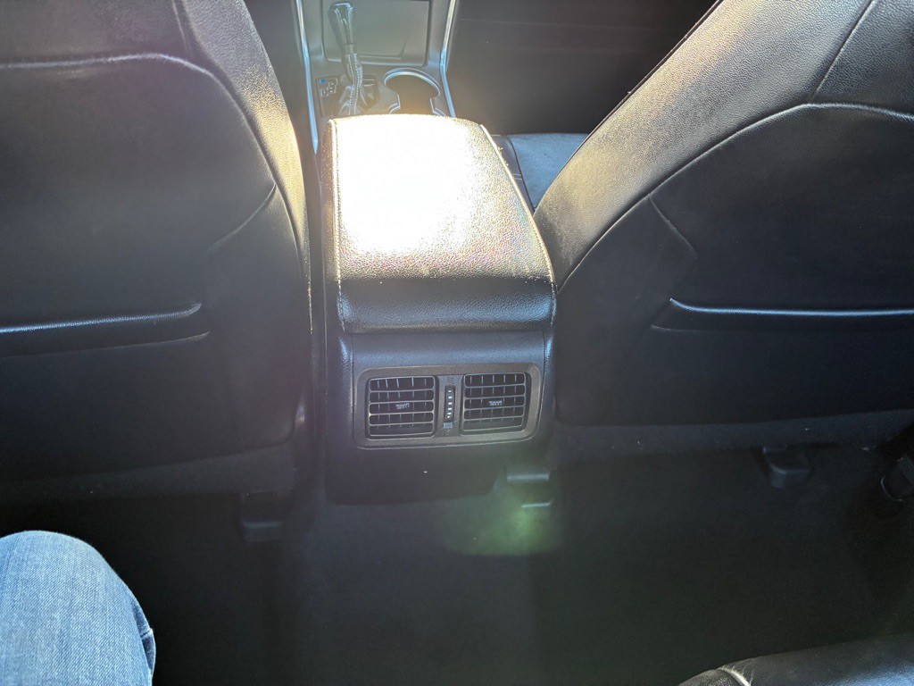 2016 Toyota Camry Image 18