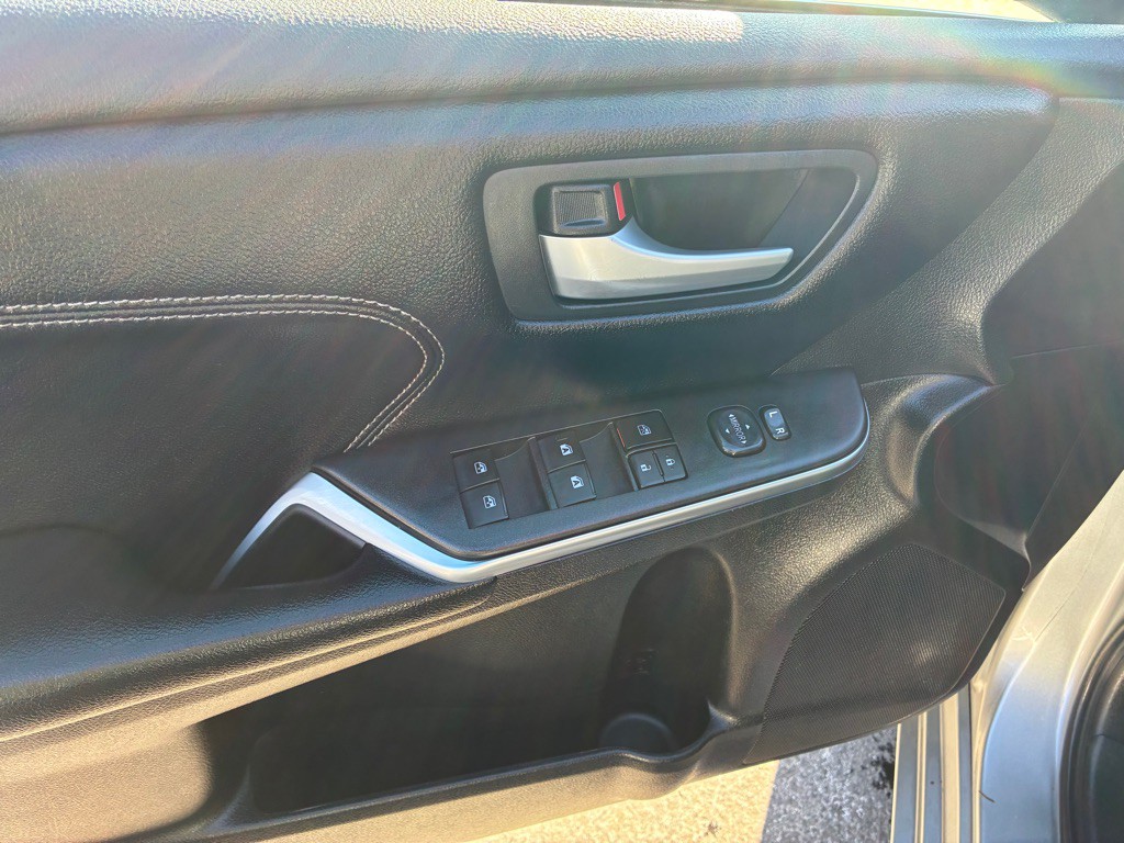 2016 Toyota Camry Image 21