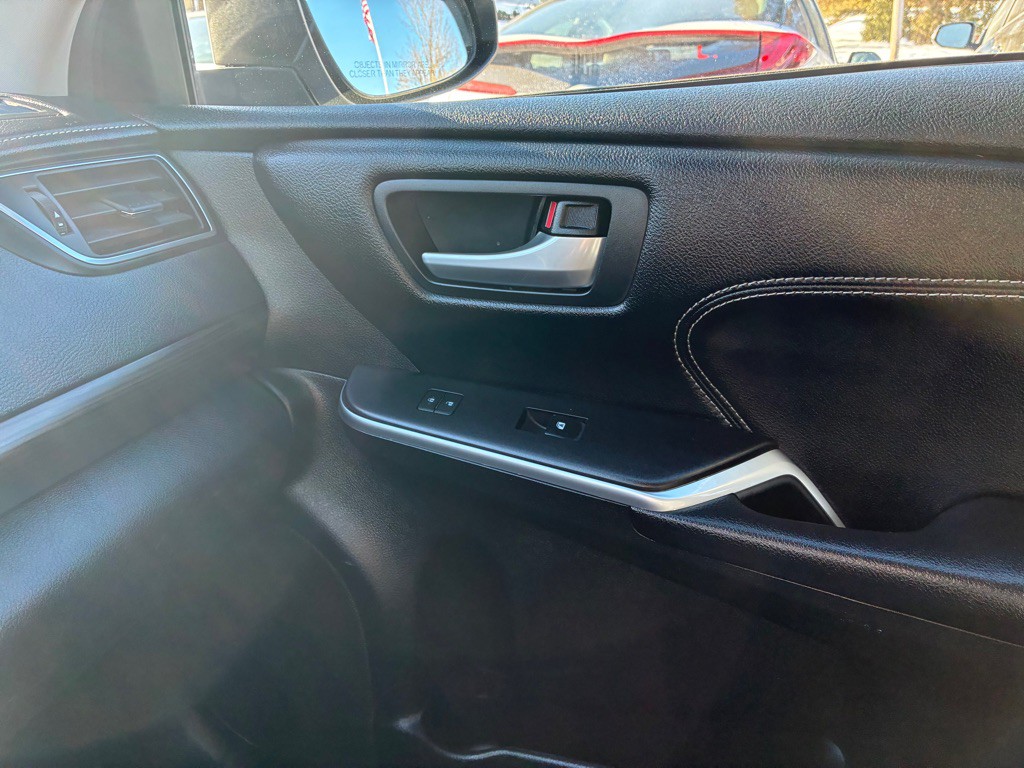 2016 Toyota Camry Image 34