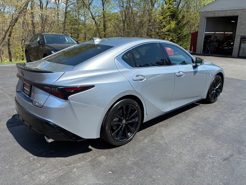 2022 Lexus IS Image 8