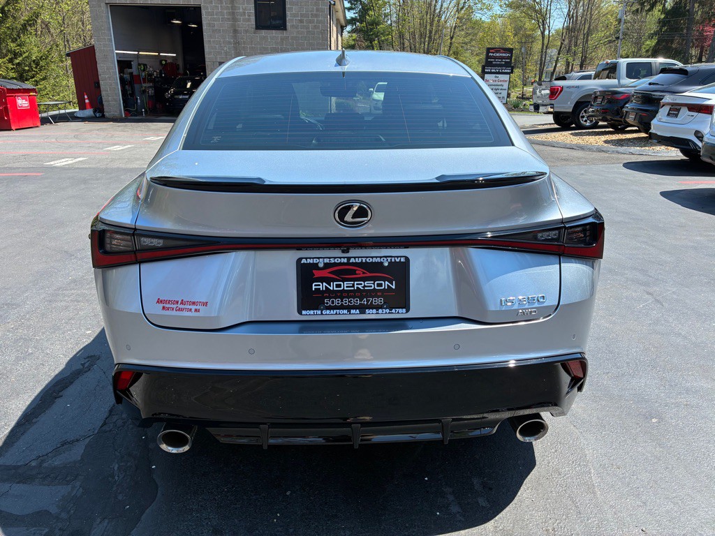 2022 Lexus IS Image 9