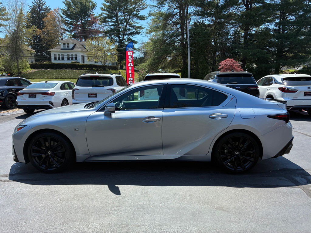 2022 Lexus IS Image 11