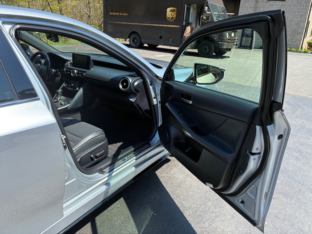 2022 Lexus IS Image 16