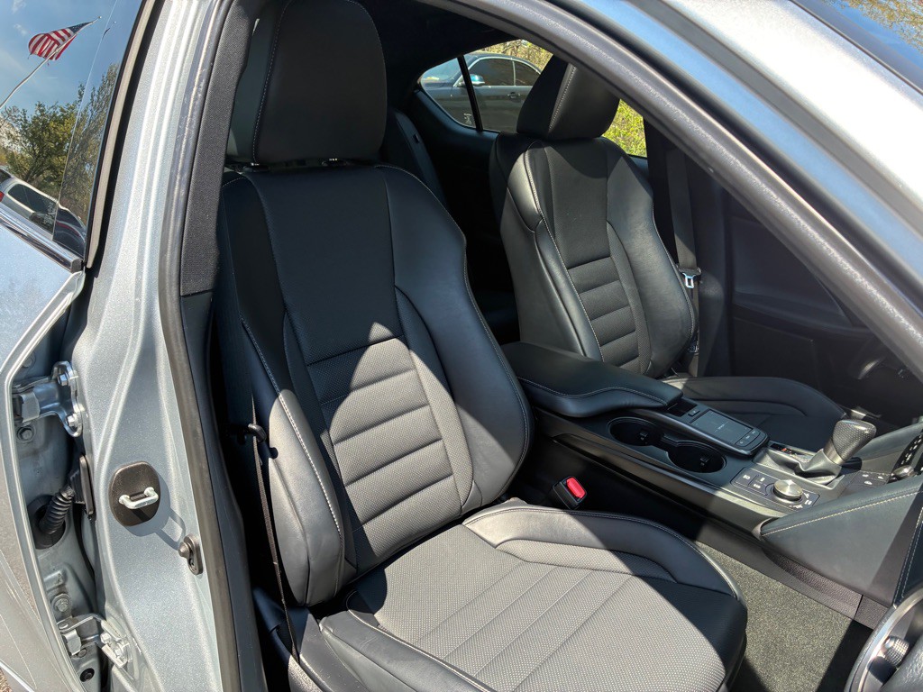 2022 Lexus IS Image 21