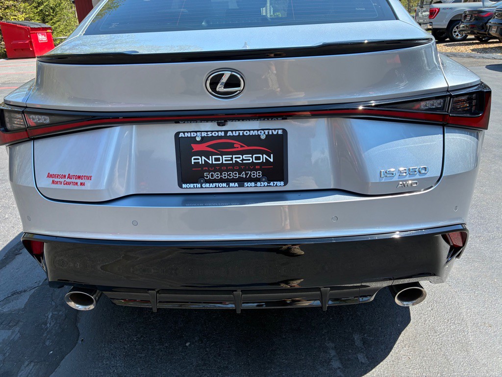 2022 Lexus IS Image 32