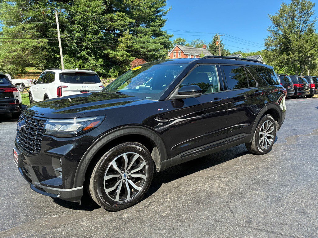 2025 Ford Explorer Image 2