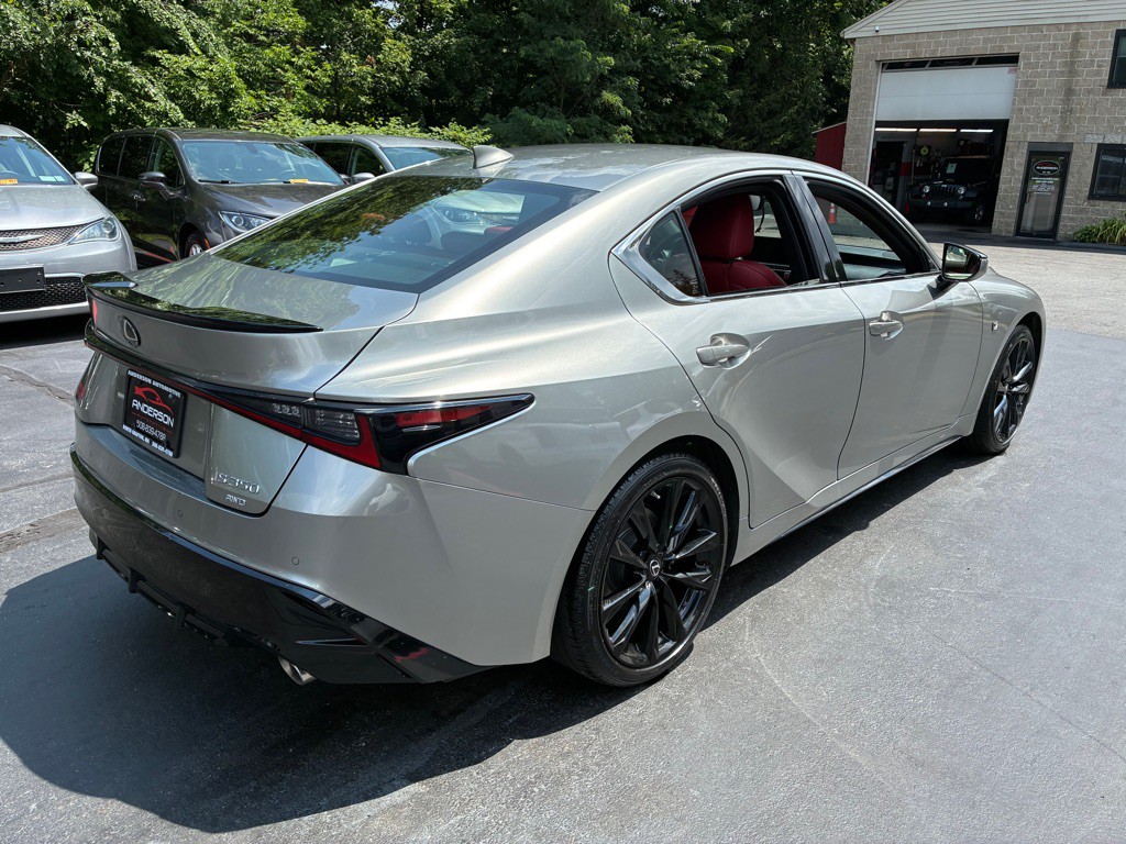 2022 Lexus IS Image 8