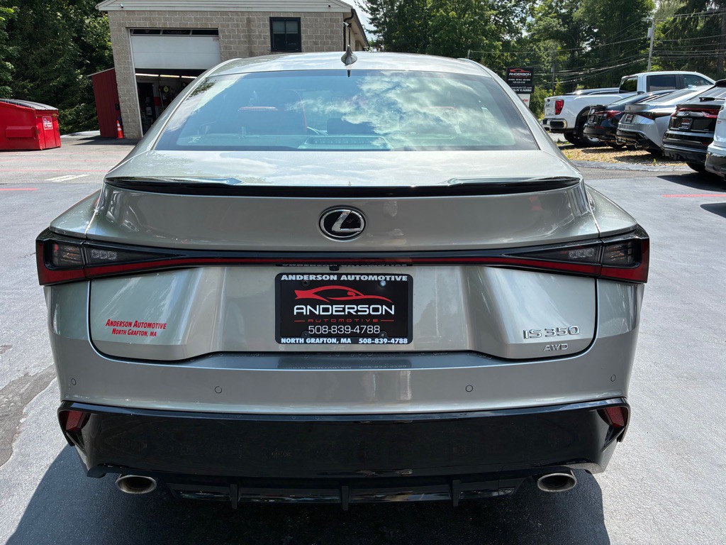 2022 Lexus IS Image 9