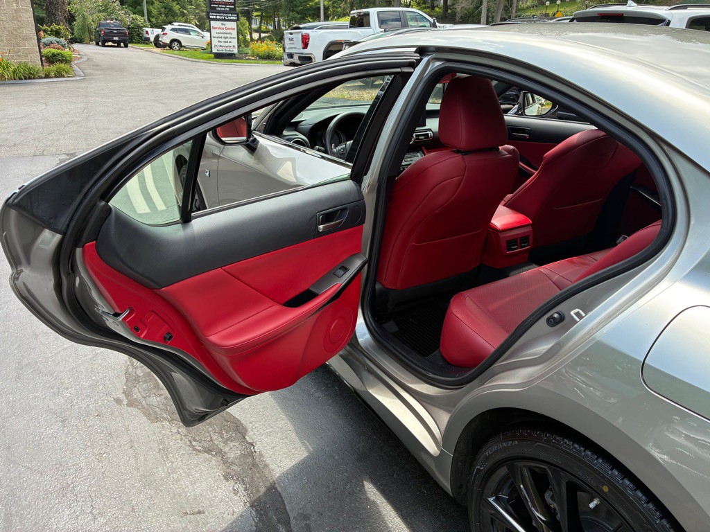 2022 Lexus IS Image 22