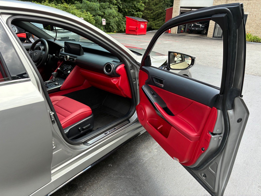 2022 Lexus IS Image 23