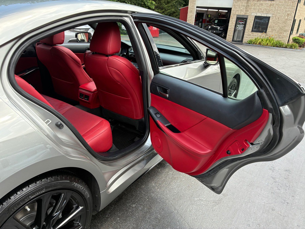 2022 Lexus IS Image 24