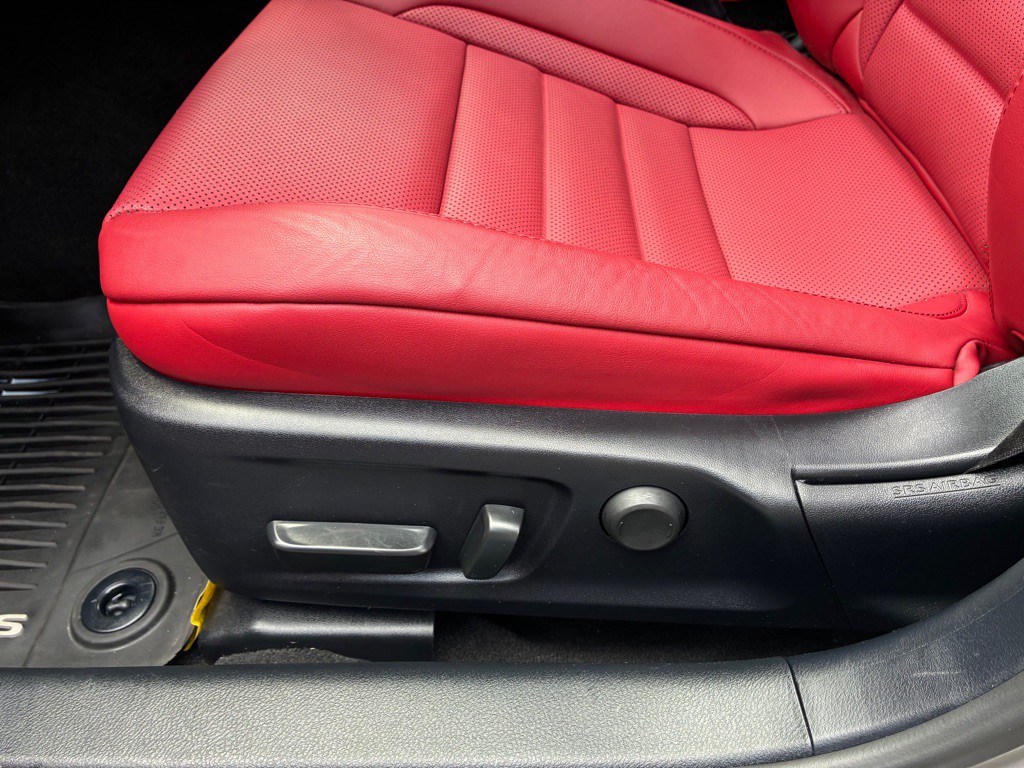 2022 Lexus IS Image 40