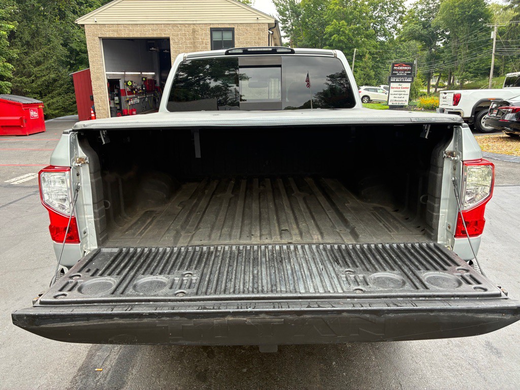 2017 Nissan Titan Image 11