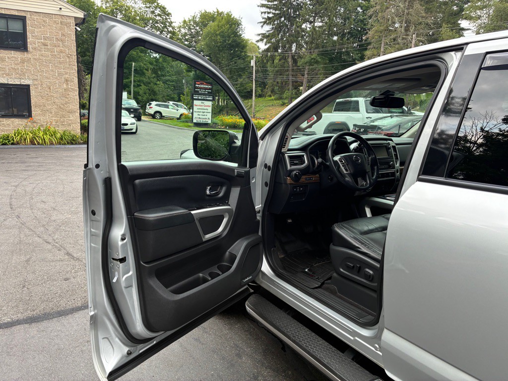 2017 Nissan Titan Image 15