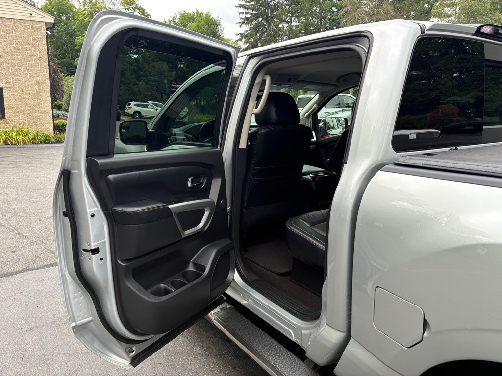 2017 Nissan Titan Image 16