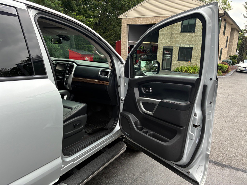 2017 Nissan Titan Image 17