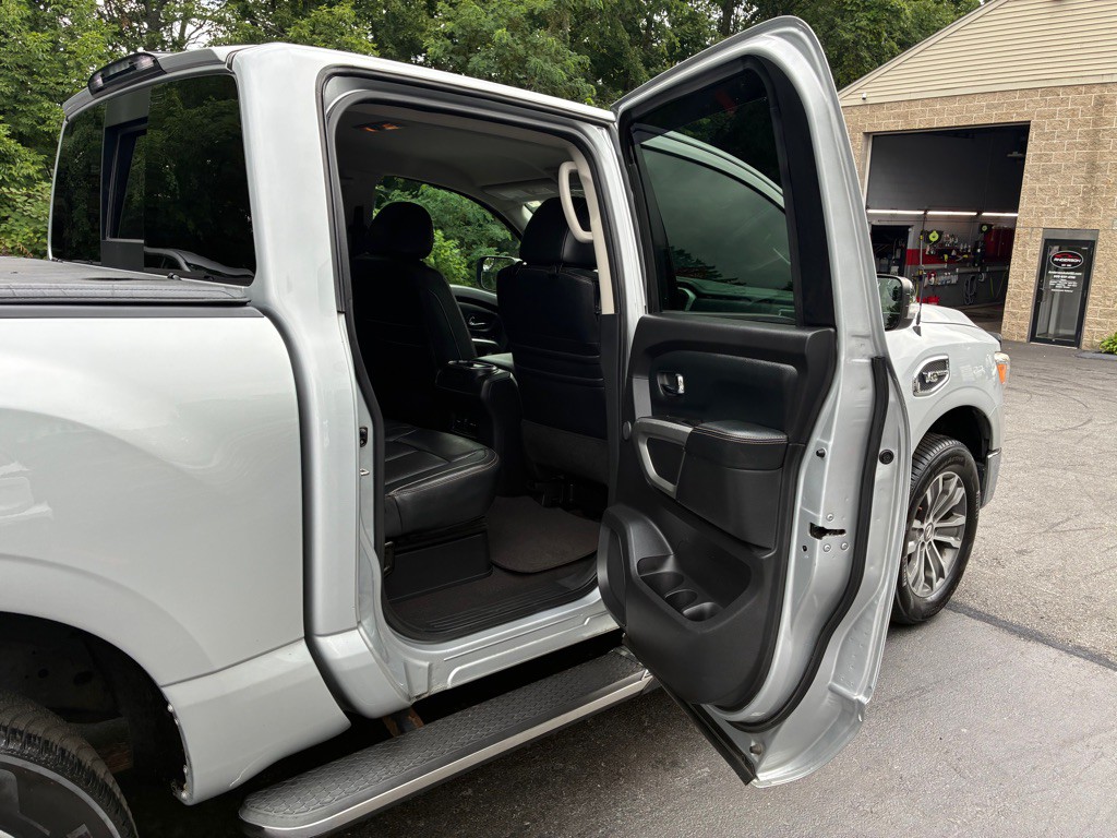 2017 Nissan Titan Image 18