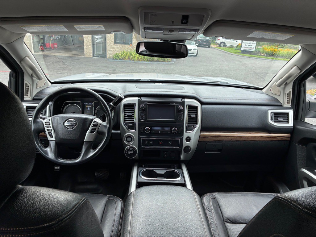 2017 Nissan Titan Image 19