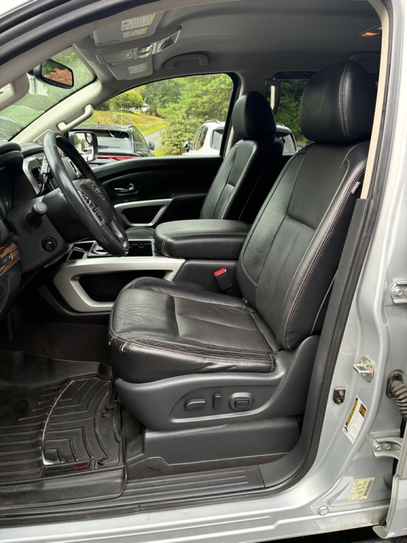 2017 Nissan Titan Image 22