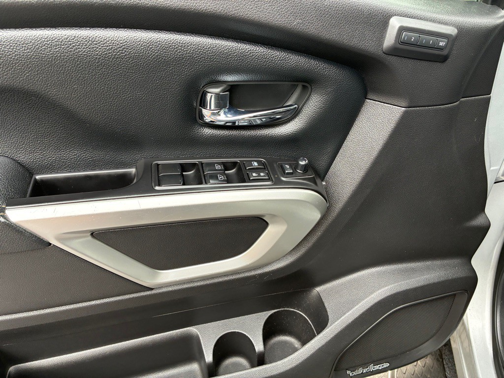 2017 Nissan Titan Image 24
