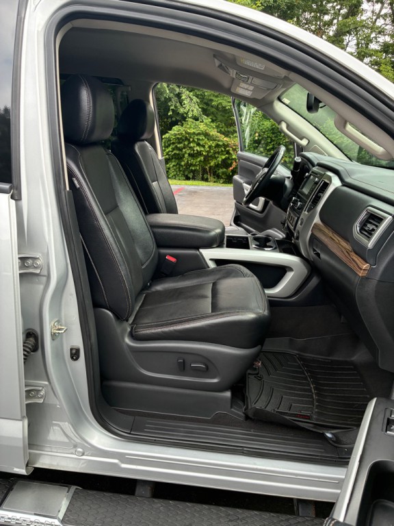 2017 Nissan Titan Image 25