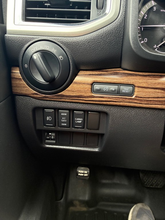 2017 Nissan Titan Image 32