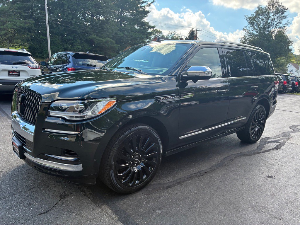 2022 Lincoln Navigator Image 2