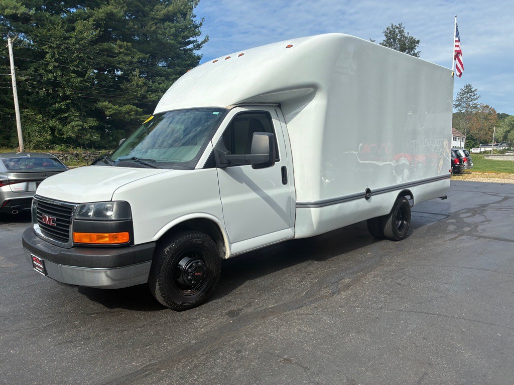 2016 GMC Savana Image 2