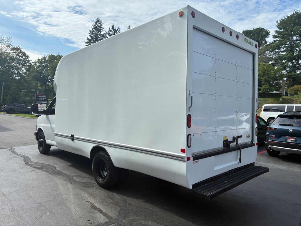 2016 GMC Savana Image 10