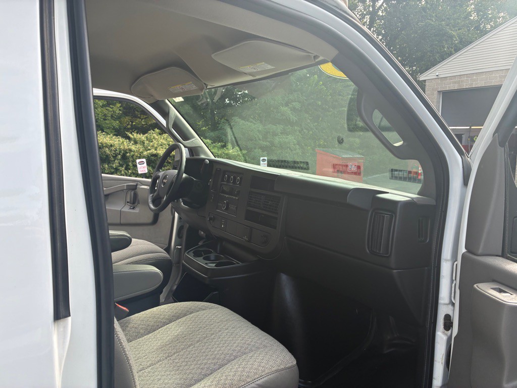 2016 GMC Savana Image 26