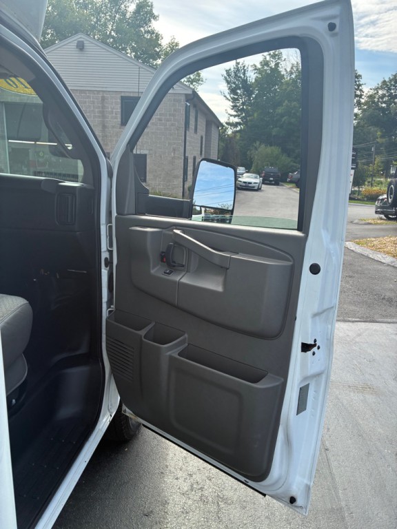 2016 GMC Savana Image 27