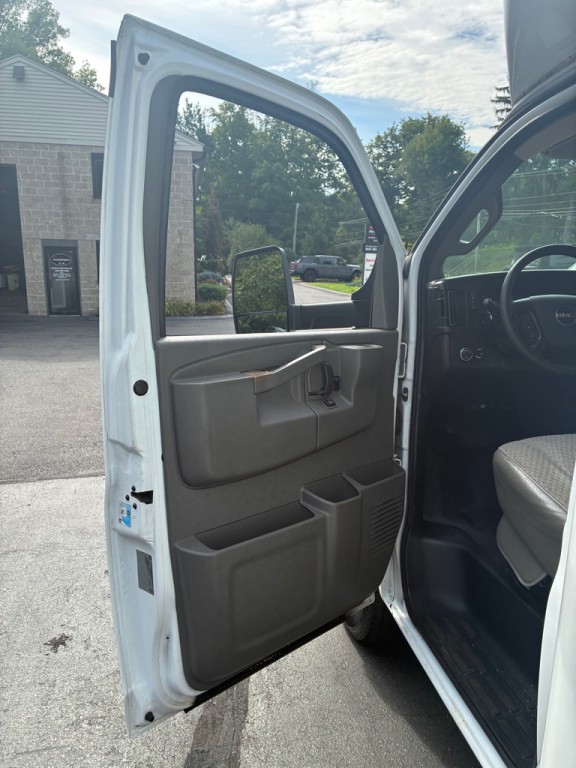 2016 GMC Savana Image 28