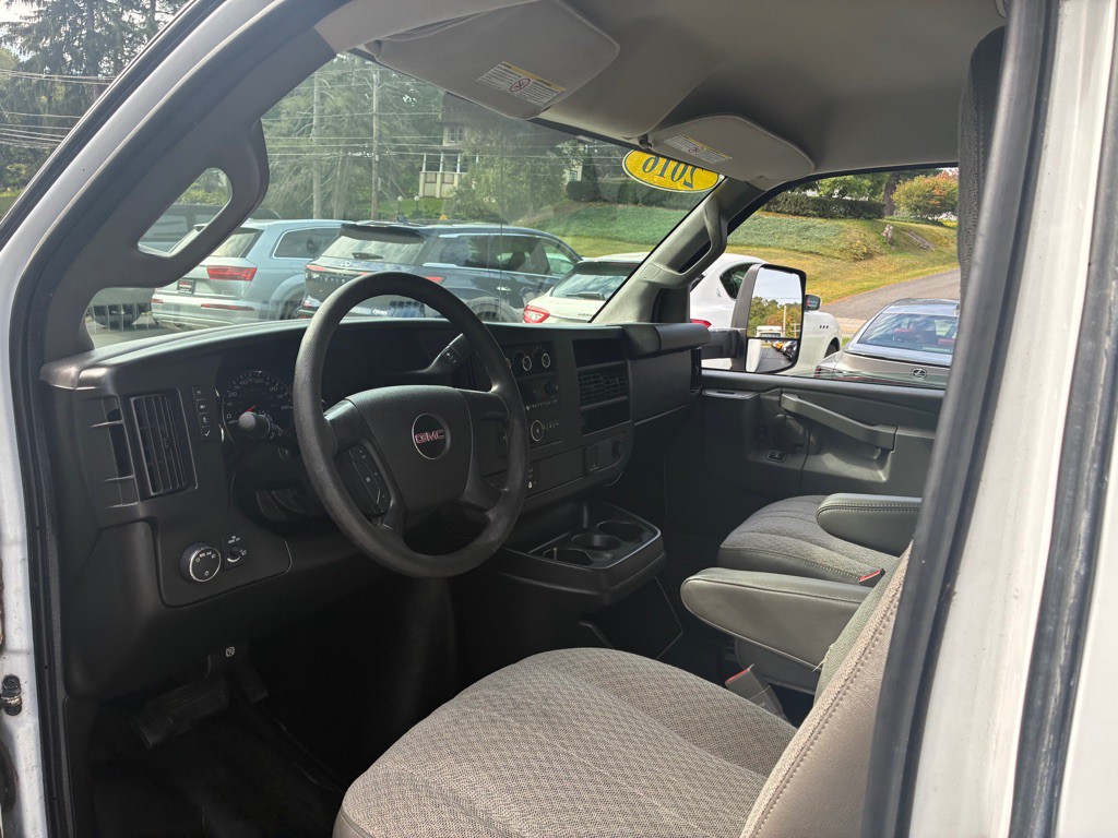2016 GMC Savana Image 29