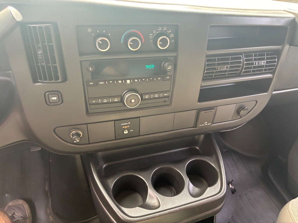 2016 GMC Savana Image 32