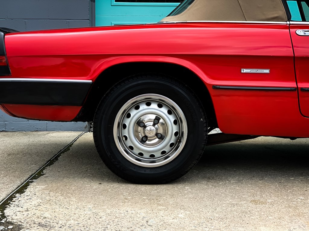 1987 Alfa Romeo Spider Image 16