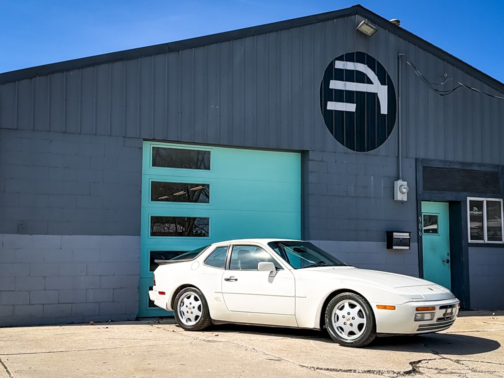 1989 Porsche 944 Image 1
