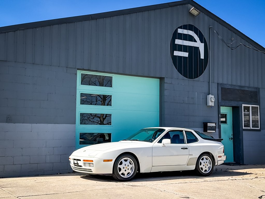 1989 Porsche 944 Image 2