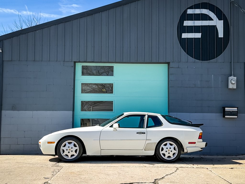 1989 Porsche 944 Image 3