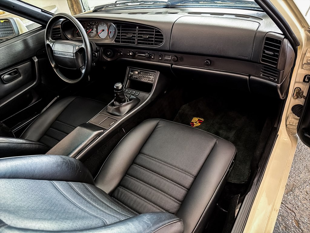 1989 Porsche 944 Image 25