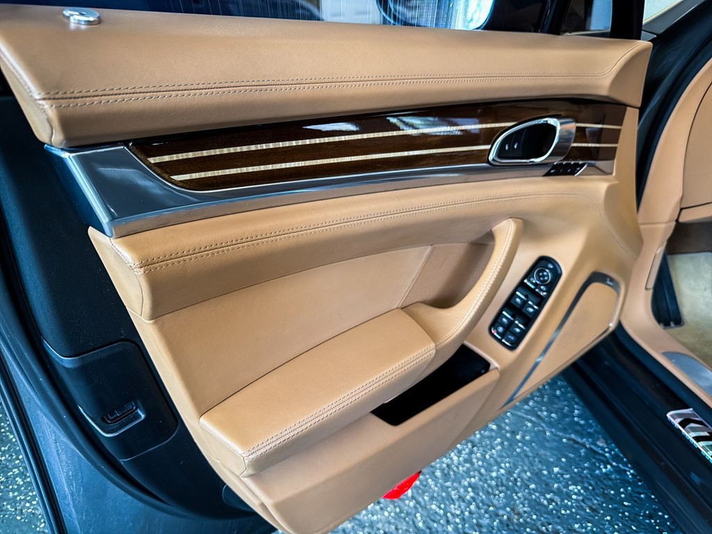2014 Porsche Panamera Image 22