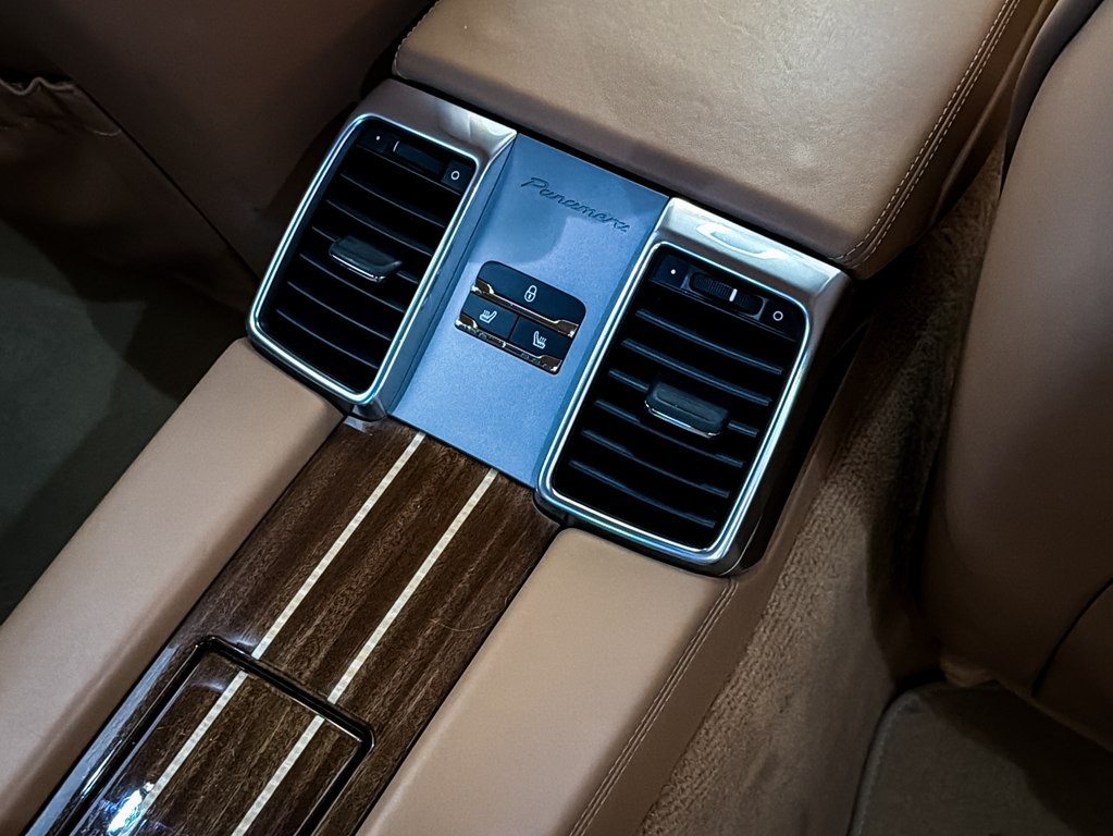 2014 Porsche Panamera Image 31