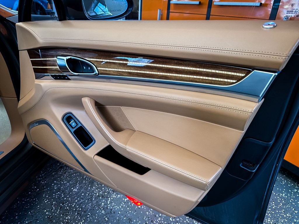 2014 Porsche Panamera Image 35