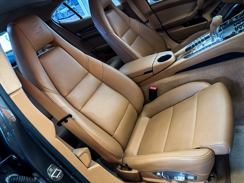2014 Porsche Panamera Image 36