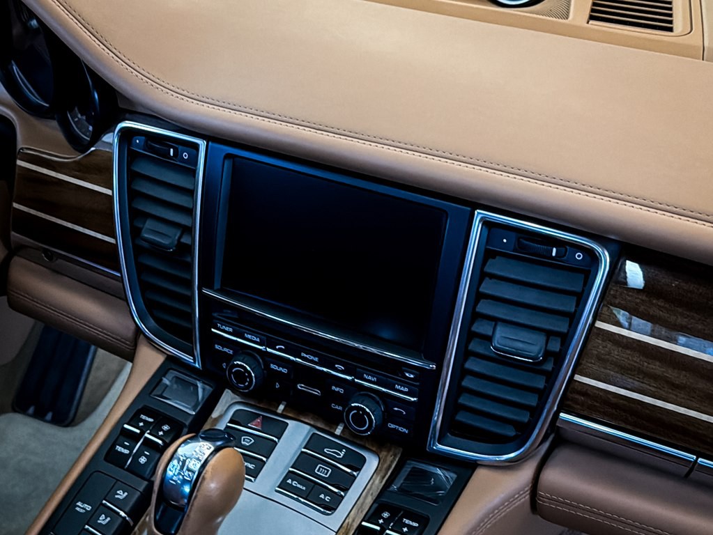 2014 Porsche Panamera Image 38